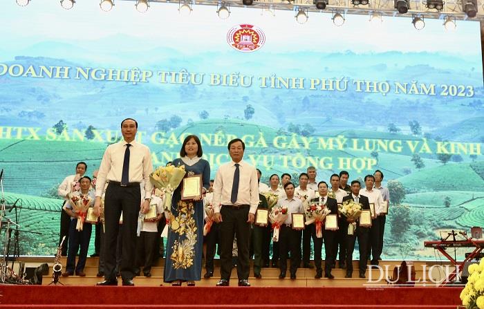HTX thịt chua Thanh Sơn - Phú Thọ đã vinh dự được UBND tỉnh Phú Thọ trao tặng danh hiệu “Hợp tác xã tiêu biểu trong sản xuất các sản phẩm truyền thống địa phương đạt tiêu chuẩn OCOP từ 3-5 sao”